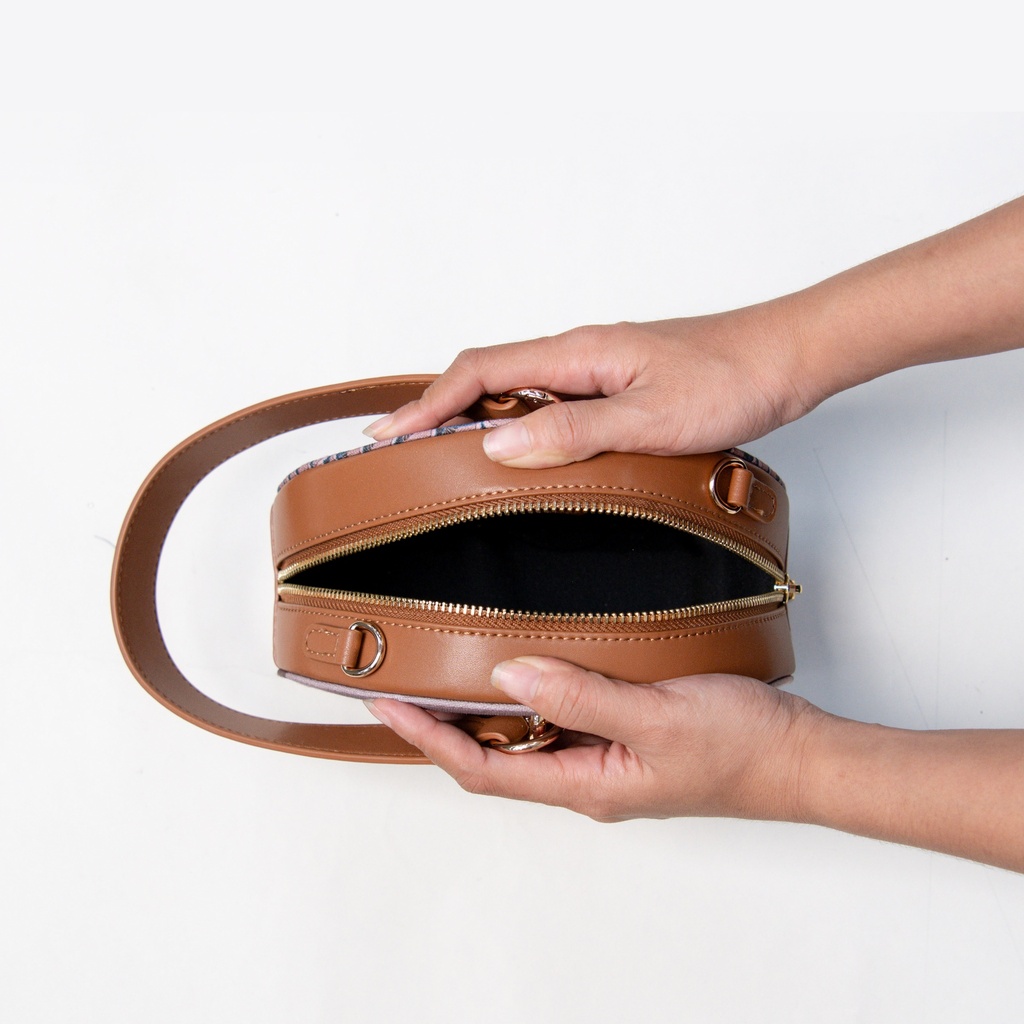 Htate Htar Beige Round Bag