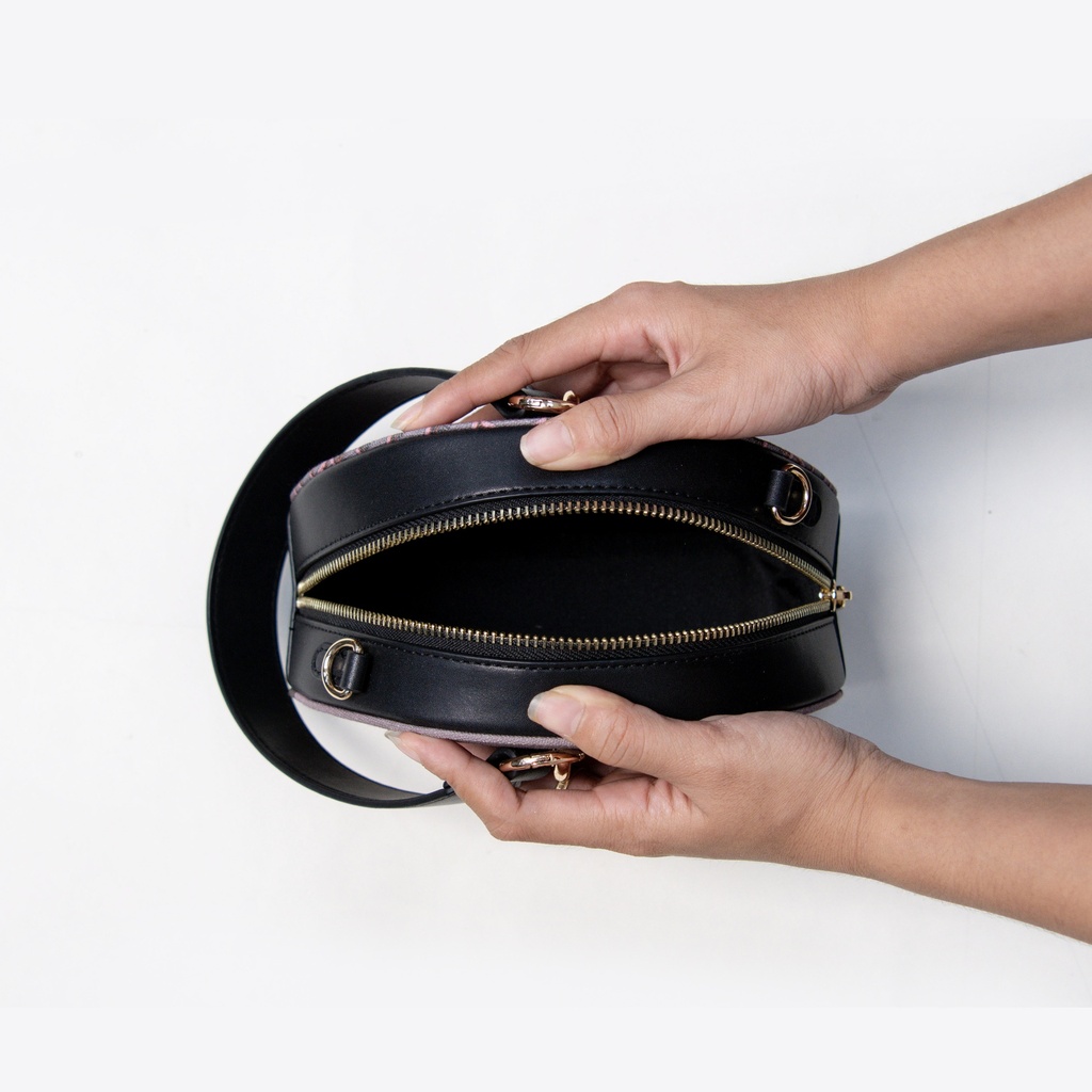 Htate Htar Black Round Bag